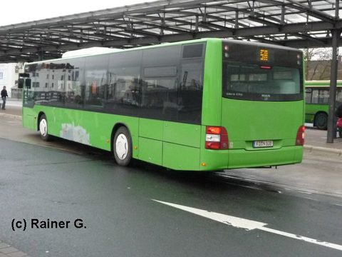 Im März 2010 ist die Werbung gelöscht und der Bus zwar mit weißen Felgen ...