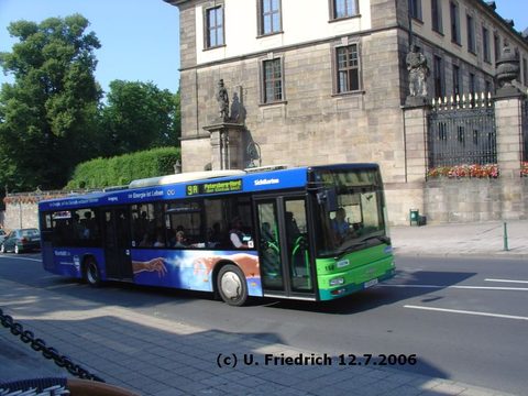 Auf der 9A passiert Wagen 158 im Juli 2006 das Stadtschloß in Richtung Busbahnhof