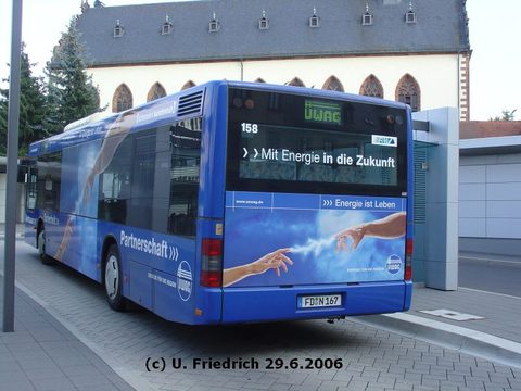 Inzwischen sieht er so aus: blau. Als einziger Bus, der für die Mutter Üwag wirbt, sind bei ihm auch die Heck-Ecken blau