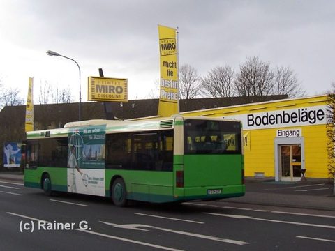 März 2008: Gleicher Bus, gleiche Stelle, aber sowohl der Hintergrund als auch unser Bus haben sich irgendwie verändert... Vielen Dank für diese beiden