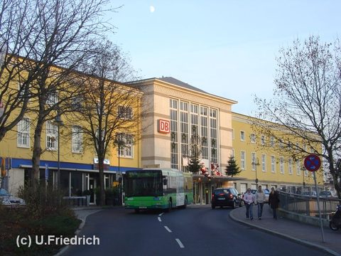 Die Weihnachtsmänner an der Fassade des Bahnhofs wärmen sich ein wenig in der winterlichen Sonne, die jedoch nicht mehr bis zur Straße und zu Wagen 15