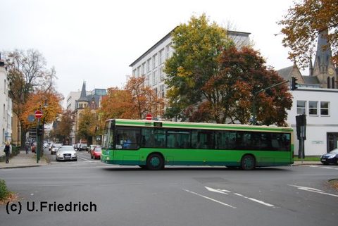 Im Oktober 2010 war der Bus wieder ohne Werbung unterwegs. Hier passiert er gerade die Einmündung der Heinrichstraße