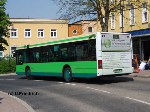 Schon wieder eine Heckaufnahme: Ab Ende April 2011 wirbt der Bus für die Naturheilpraxis für Ayurvedamedizin der Heilpraktikerin Dana Bohlender in Ful