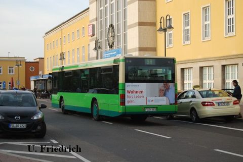 ... vorbei am Bahnhof: Es gibt wieder eine Heckwerbung, dieses Mal für die "Unternehmensgruppe Nassauische Heimstätte Wohnstadt", die sich auch auf vi