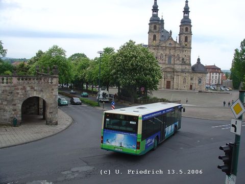 Von hinten, im Mai, mit blühenden Kastanienbäumen