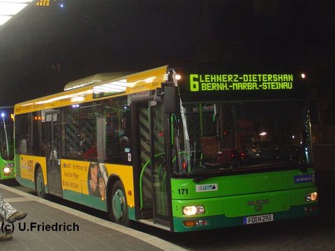 Oktober 2007 nach Einbruch der Dunkelheit am Stadtschloß auf Linie 6 nach Dietershahn