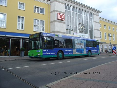 FD-N 432 / Funknummer 174 , ebenfalls mit Üwag Werbung, vor dem Bahnhof