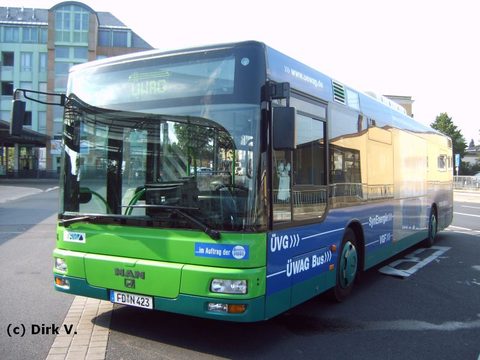 Die Üwag-Werbung ist auf den beiden Fahrzeugseiten sehr unterschiedlich gestaltet worden