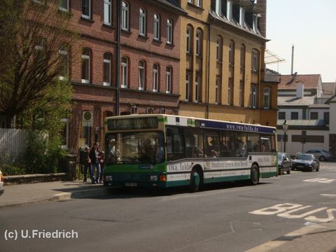 Auf Linie 1 geht es im April 2009 durch die Adalbertstraße in Richtung Aschenberg