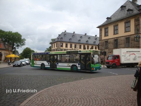 Vorbei am Stadtschloß in Richtung des gleichnamigen Busbahnhofs: Auf Linie 3 im Juli 2009
