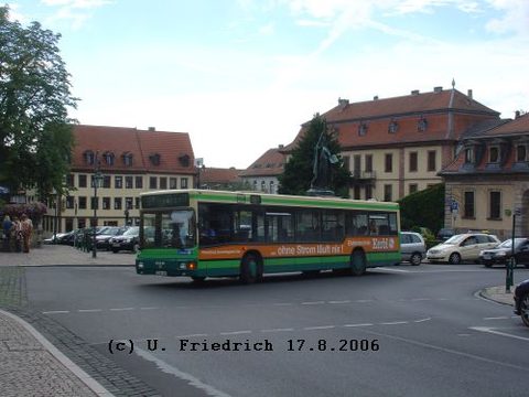 Hier fährt er am Bonifatiusdenkmal vorbei und biegt in die Schloßstraße ein
