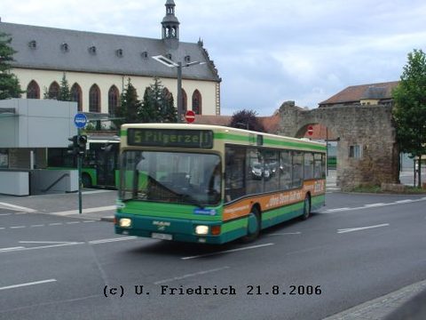 Abfahrt vom Busbahnhof in der ersten Dämmerung