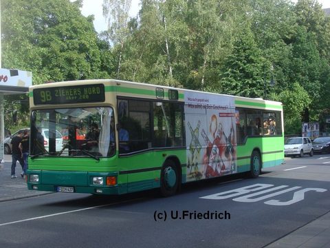 Im August 2008 mit einer anderen Version des Licher Bier-Traffic-Boards auf Linie 9B nach Ziehers Nord in der Rabanusstraße