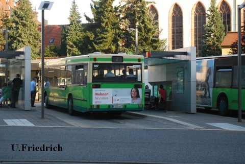 Ebenfalls im Herbst 2012: Am Stadtschloß mit Werbung für die "Unternehmensgruppe Nassauische Heimstätte Wohnstadt"