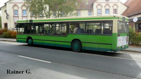 Rainer erwischte dem Bus im November 2012 in Edelzell, nun mit einer Heckwerbung versehen: "Wohnen fürs Leben gern"