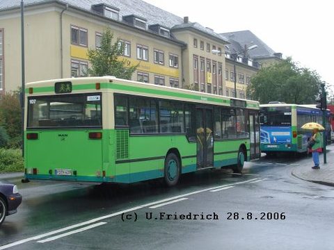 Und im Schülerverkehr, nachdem er seine Fahrgäste offensichtlich ausgeladen hat