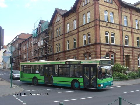 Nach einem Abstecher zum ZOB biegt er von der Nikolausstraße wieder in die Lindenstraße ein. Nur in diesem hinteren Abschnitt (Nikolausstraße-Dalbergs