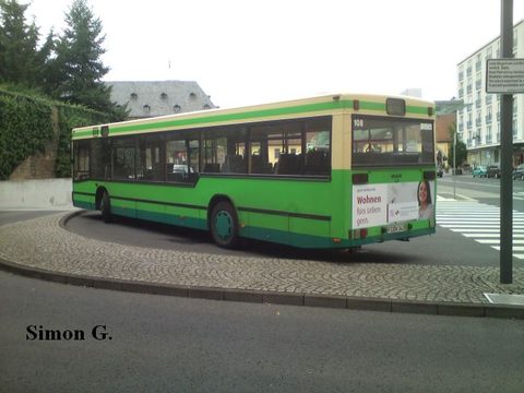 Im Spätsommer 2012 ist der Bus einer von mehreren, die eine Heckwerbung für eine Wohnungsbaugesellschaft erhalten haben "Wohnen fürs Leben gern"