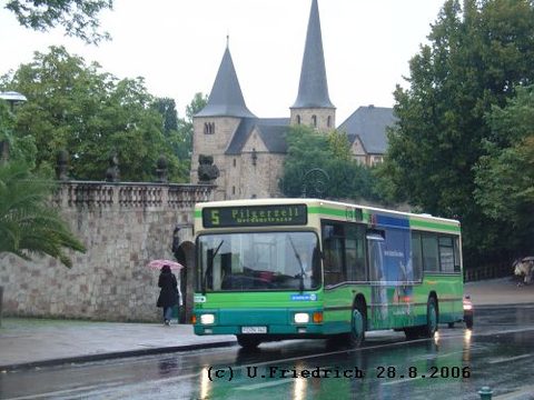 Bei Regenwetter unterwegs vor der Kulisse der Michaelskirche im Jahr 2006