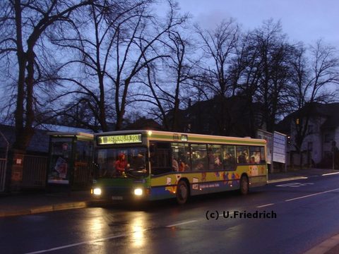 Februar 2007: Abends am Gerloser Weg. Irgendwie hat sich da etwas verändert: Die Teile der Werbung, die in das Fensterband hineinragten, wie etwa der