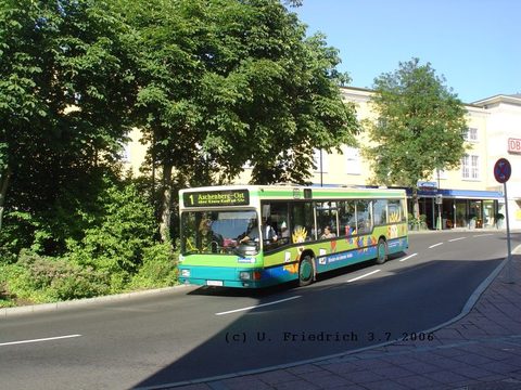 Hier fährt er gerade, vom ZOB kommend, am Bahnhof vorbei Richting Stadtschloß