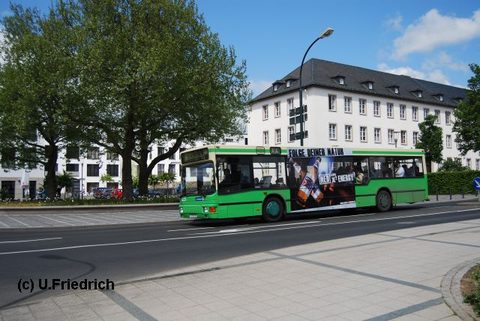 Hier als Schulbus im Sonnenschein am Heinrich-von-Bibra Platz