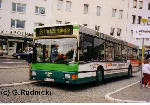 Eine erste Aufnahme stammt von Herrn Rudnicki: Sie zeigt den Bus im Jahre 2000 mit Werbung für die Firma Knittel
