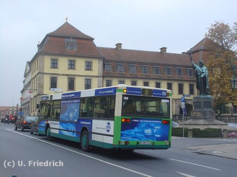 Auf Linie 8 am Bonifatius-Denkmal vorbei Richtung Stadtschloß...