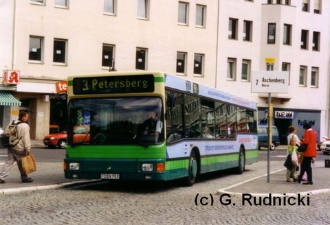Ein allererstes Photo stammt aus dem Jahre 2000, als Herr Rudnicki den Bus am Stadtschloß fotografierte - noch mit einer hellblauen Werbung für die Üw