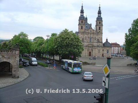 ... und Dom durch blühende Kastanien