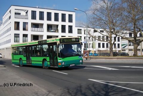 Frühjahr 2011 bei Sonnenschein auf Linie 8 am Heinrich von Bibra Platz