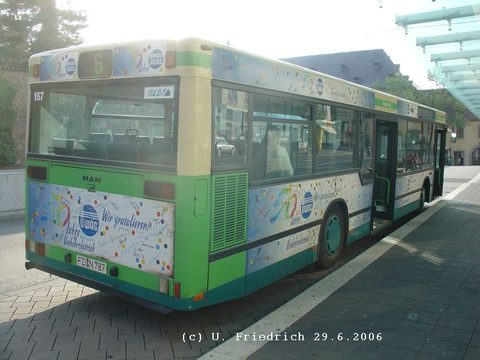 Auf dieser Aufnahme vom Heck sind die vielen Unterschriften zumindest in etwa zu erkennen.   Hier steht er abfahrtbereit an seinem Bussteig am Stadtsc