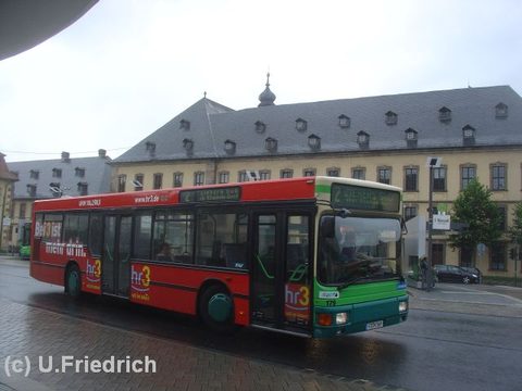 Bei Regenwetter und grauem Himmel am Stadtschloß: Abfahrt auf Linie 2