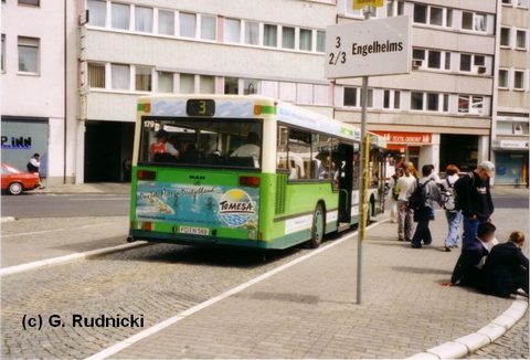 Hier nochmals der Bus im Jahre 2000, von hinten. Zu dieser Zeit fuhr die 3 nach Engelhelms - und stand "falsch herum" am Stadtschloß