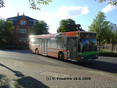 Im gleißenden Sonnenlicht biegen wir in die von Schildeck-Straße ein