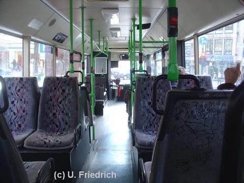 Innen besitzt der Bus bereits die grünen Haltestangen