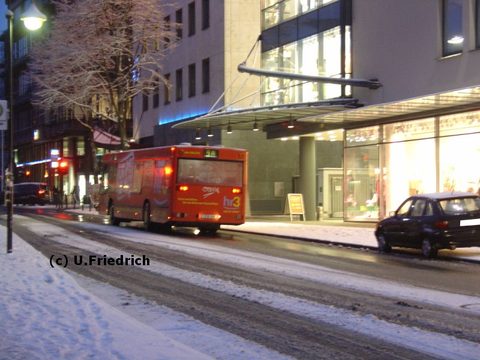 Meine erste Aufnahme stammt vom 3.3.2006 - da ist der Bus nun rot und es gibt jede Menge Schnee