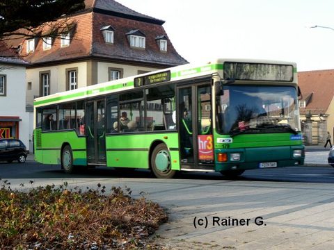 ... zumindest fast. An einem der Türflügel findet sich noch ein Hinweis. Umgekehrt wurden drei Omnibusse mit einer Heckwerbung für HR3 ausgestattet
