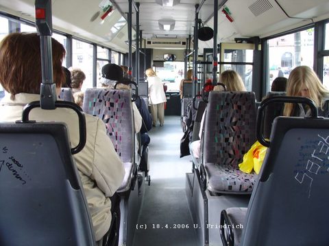 Hier einmal eine Aufnahme von innen. Wir warten am 18.4.2006 am Stadtschloss auf die Abfahrt, wiederum unterwegs auf Linie 6 in Richtung Lehrerz. Was 