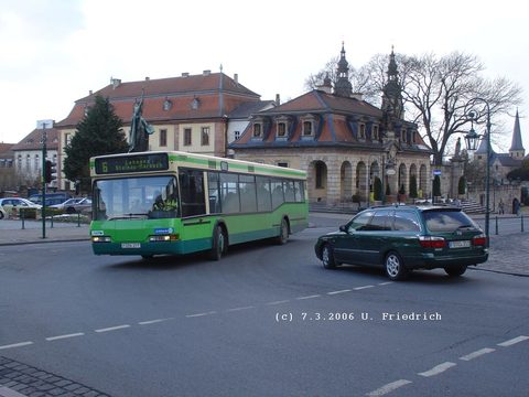 Hier biegt unser Bus auf Linie 6, gerade an der Hauptwache vorbeikommend, in die Schloßstraße Richtung Stadtschloß ein, um von dort weiter Richtung Le