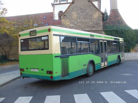 Schließlich und endlich nochmals die Türseite von hinten. Damit beenden wir unseren kleinen Spaziergang und wenden uns unserem Neoplan im Einsatz zu