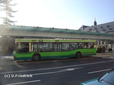 Am Stadtschloß warten wir auf die Abfahrt