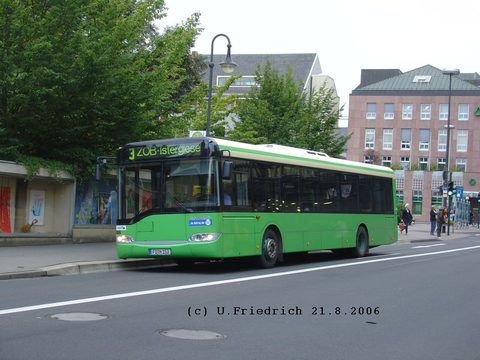 Im August ist Wagen 186 dann wieder ohne Werbung unterwegs, hier an der Haltestelle Universitätsplatz in der Rabanusstraße
