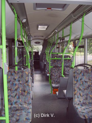 Innenaufnahme - von vorne nach hinten betrachtet. Die Solaris des Baujahres 2004 waren die ersten Busse, die eine 2+2-Bestuhlung aufwiesen, was inzwis