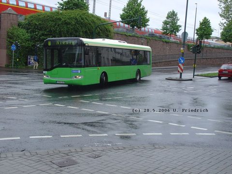 Regenwetter.Unterwegs auf Linie 8 nach Niesig. Aber erstmal geht´s zum Zwischenhalt am Stadtschloß