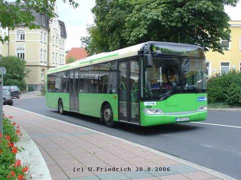 Hier endlich mal wieder die "richtige" Perspektive, die von Busfreunden gewünscht wird - Ende August 2006 vor dem Bahnhof