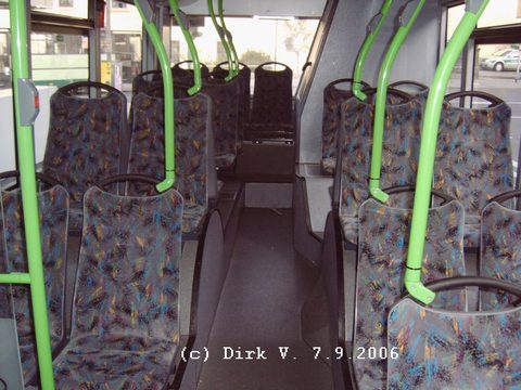 Von der Wagenmitte aus nach hinten gesehen: Stehender Motor und daher nur drei Plätze in der letzten Reihe