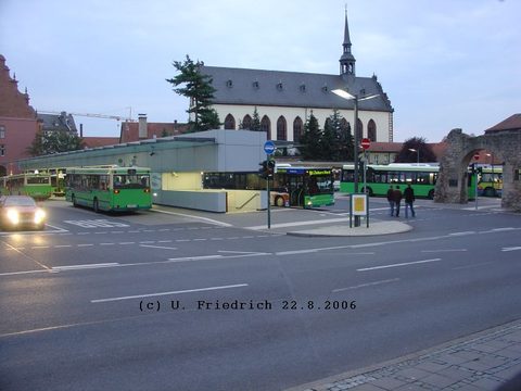 Der Busbahnhof heute: Während entlang der Schloßstraße die Wagen - fast - wie früher nebeneinander an mehreren Bussteigen ankommen und abfahren, hat e
