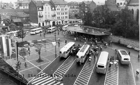 Der Busbahnhof am Stadtschloß, wie er einst war: Eröffnet im Jahre 1960 blieb er über Jahrzehnte bis zu einem völligen Umbau im Jahre 2004 unverändert