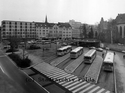 Blick von der anderen Seite: Eine Aufnahme, die etwa zeitgleich entstanden sein dürfte, vermutlich Mitte der siebziger Jahre. Neben Standard I Omnibus